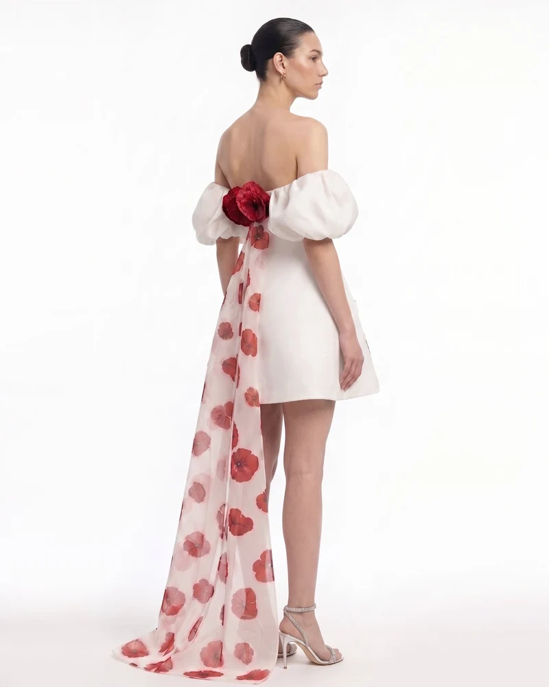 3D-Minikleid mit Mohnblumen-Applikationen, Puffärmeln und Schleppe - Elfenbein