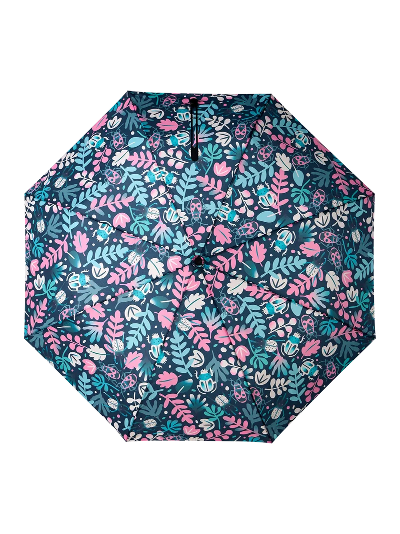 Lustiger Regenschirm Blätter und Käfer
