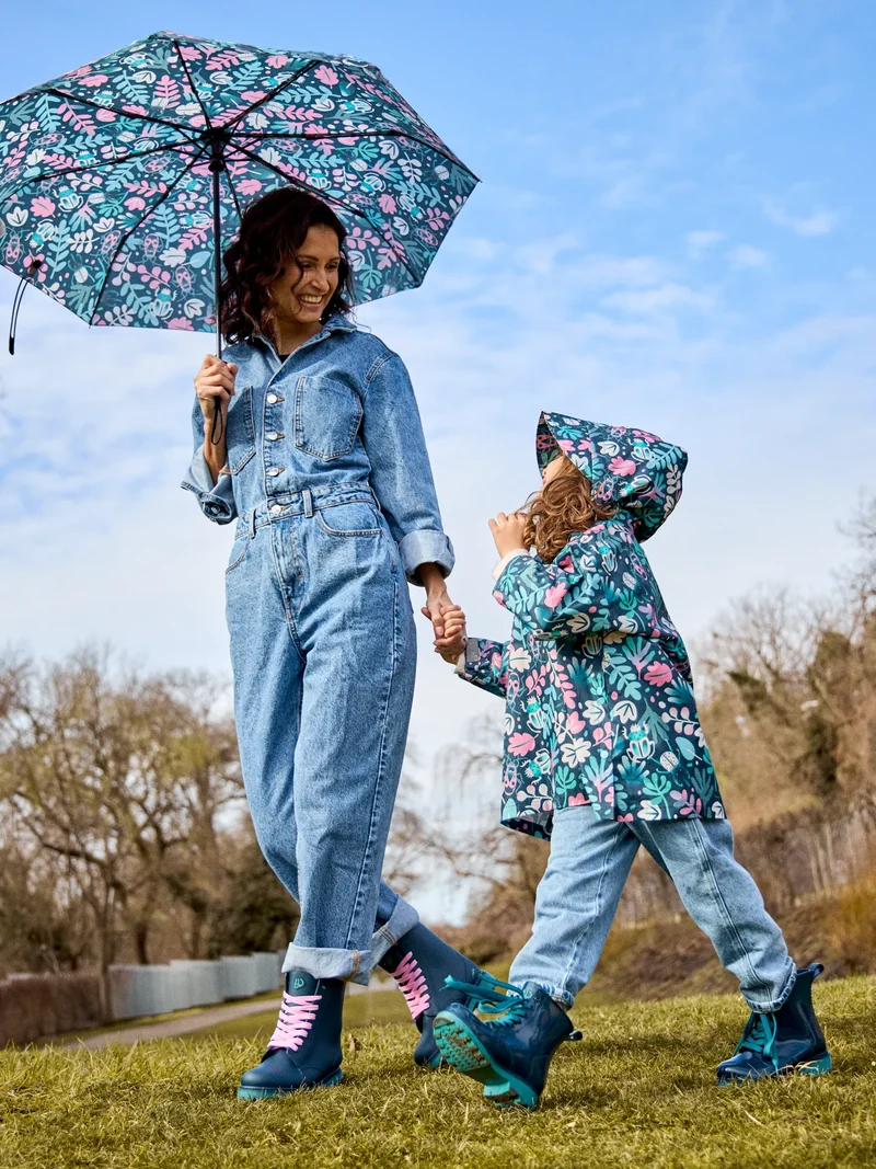 Lustiger Regenschirm Blätter und Käfer