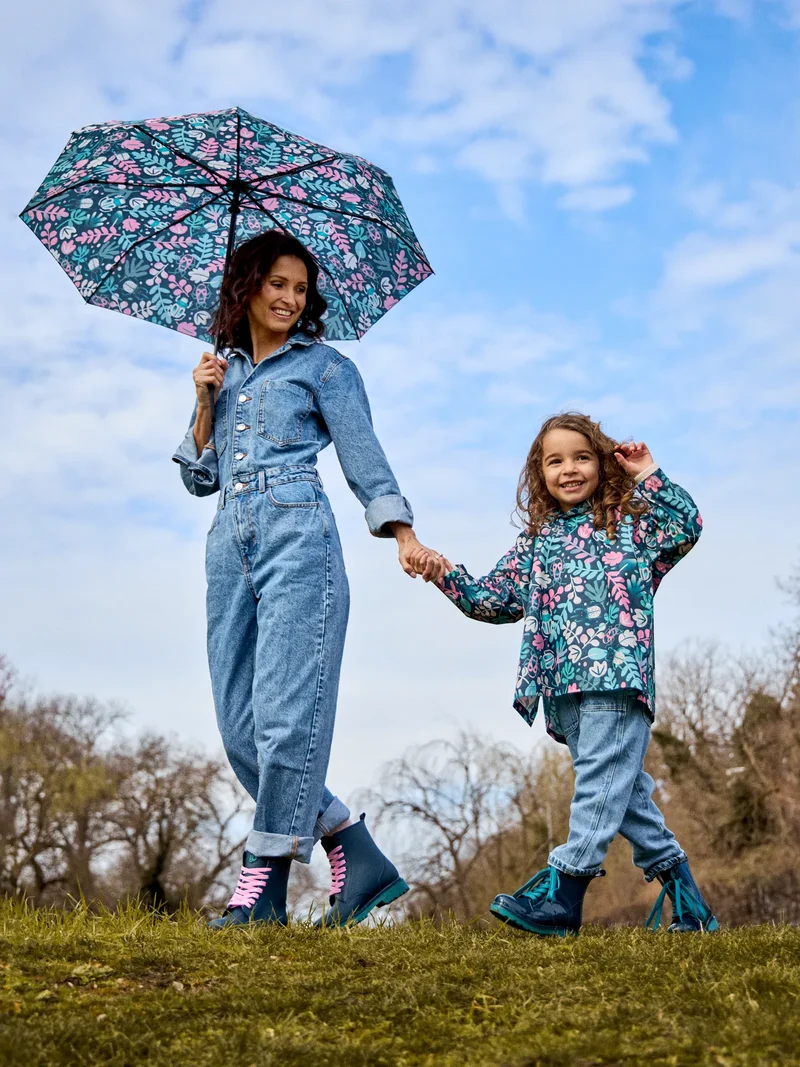 Lustiger Regenschirm Blätter und Käfer