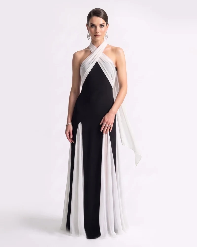 Cross Maxikleid mit Neckholder, Drapierung und Kontrastschlitz - Schwarz & Weiß