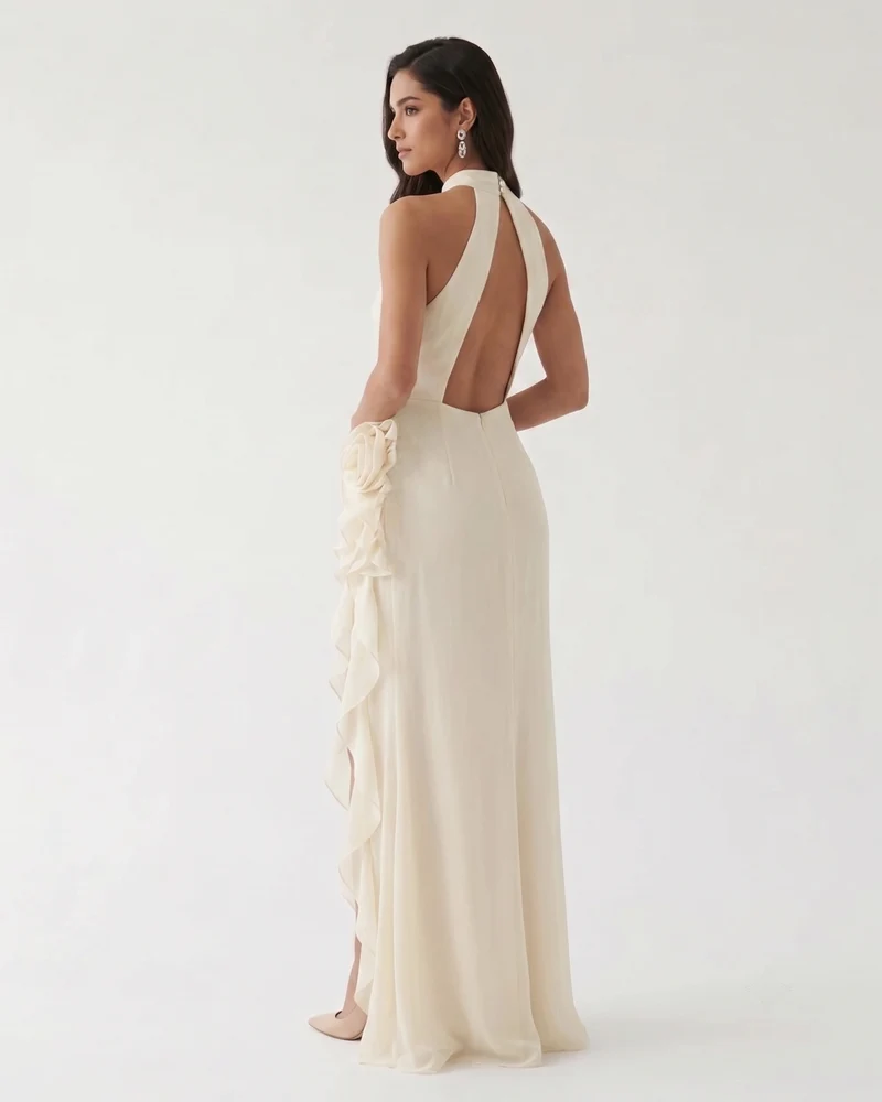 Neckholder-Maxikleid mit Volants, Rosette und Schlitz - Elfenbein