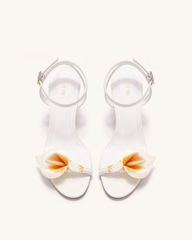 Alivia Calla Lily Sandalen mit goldenem Metallabsatz - Weiß