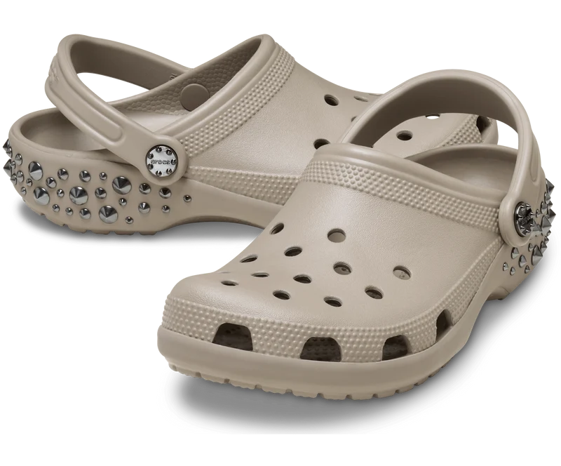 CROCS Unisex Klassischer Clog mit Nieten | Taupe