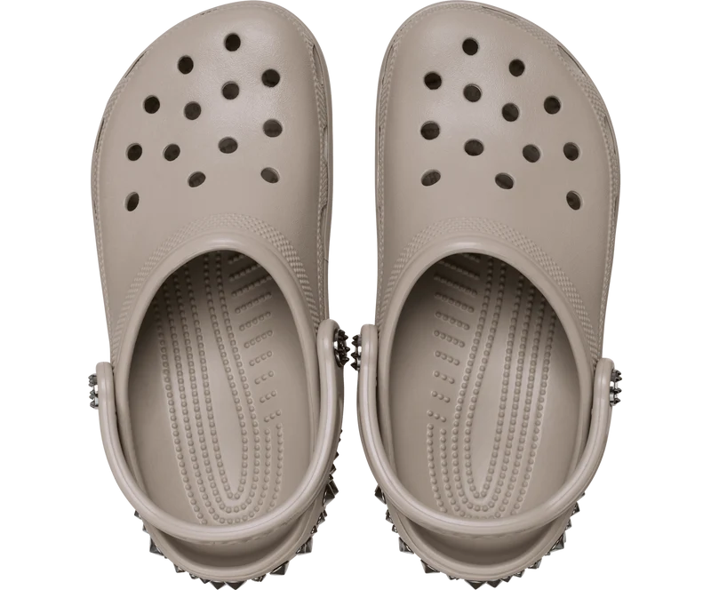 CROCS Unisex Klassischer Clog mit Nieten | Taupe