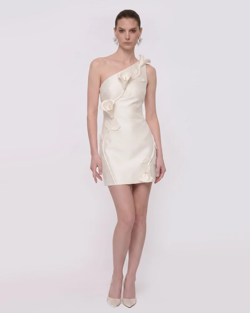 Minikleid mit Blumenapplikation und einem Träger – Weiß