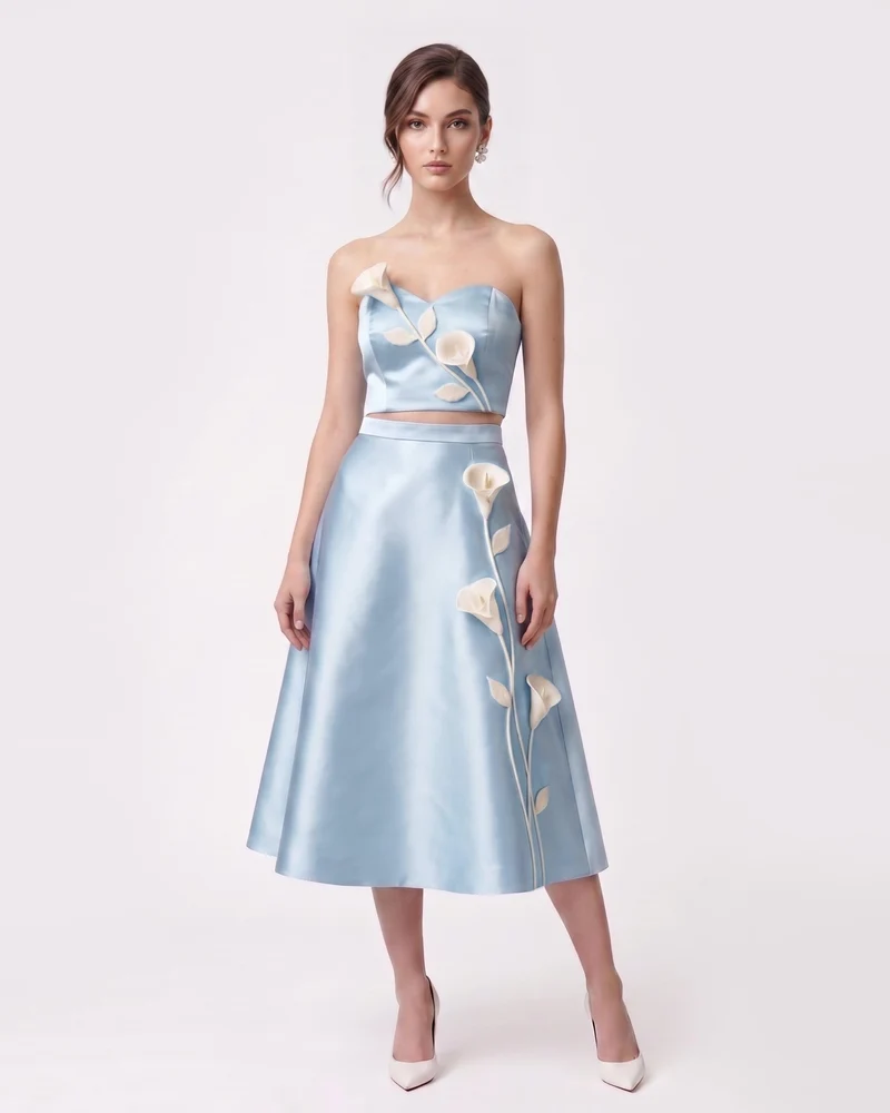 Midirock aus Satin mit Blumenapplikation – Hellblau