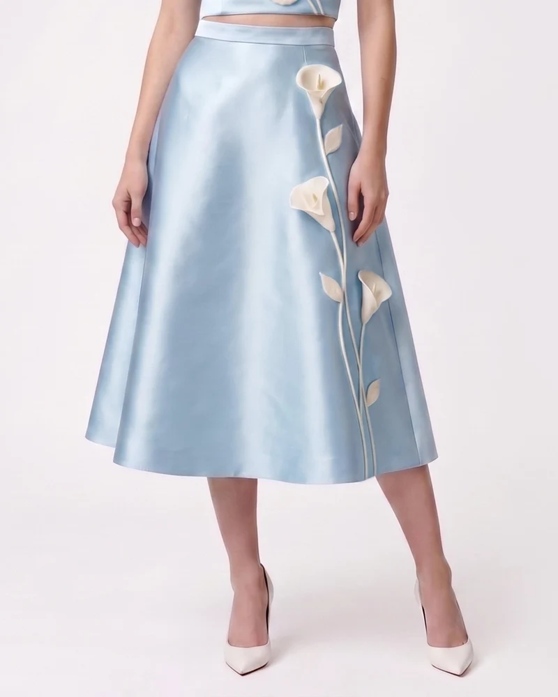 Midirock aus Satin mit Blumenapplikation – Hellblau
