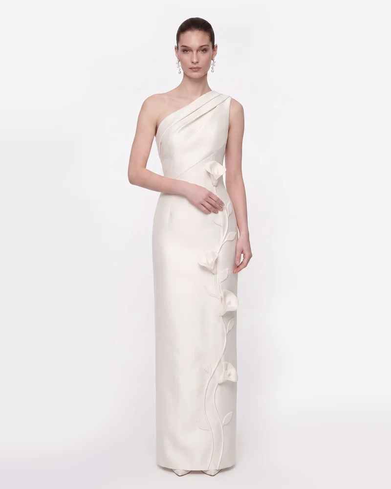 Maxikleid mit Blumenapplikation und einem Träger – Weiß