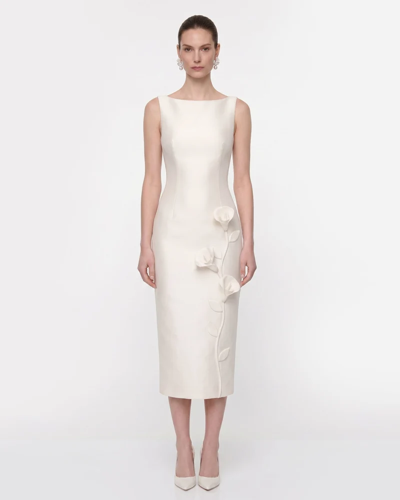 Ärmelloses Midikleid mit Blumenapplikation – Weiß