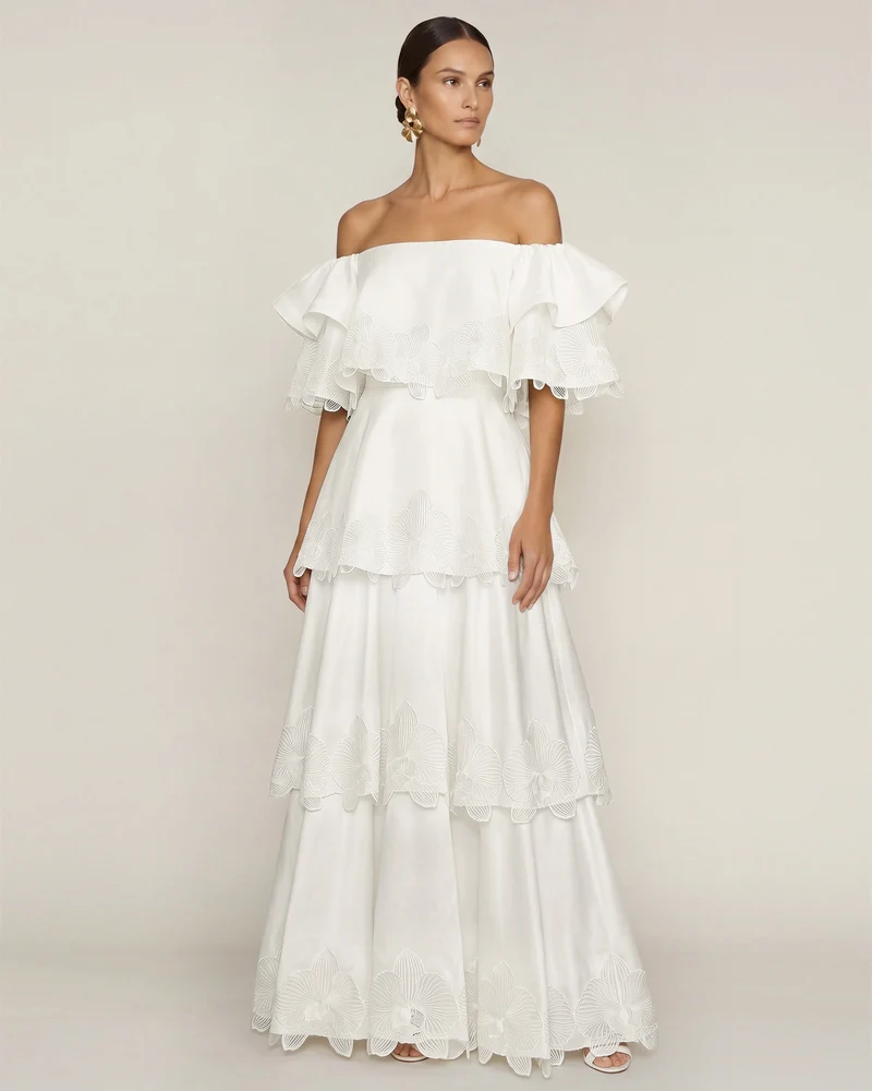 Schulterfreies Stufen-Maxikleid mit Orchideen-Stickerei - Weiß