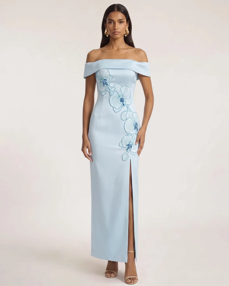 Schulterfreies Maxikleid mit Orchideen-Stickerei - Blau