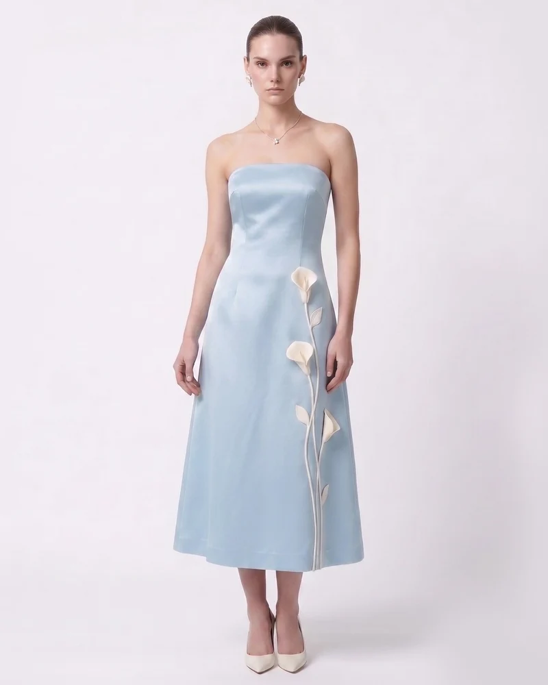 Trägerloses Midi-Kleid mit Blumenapplikation - Hellblau