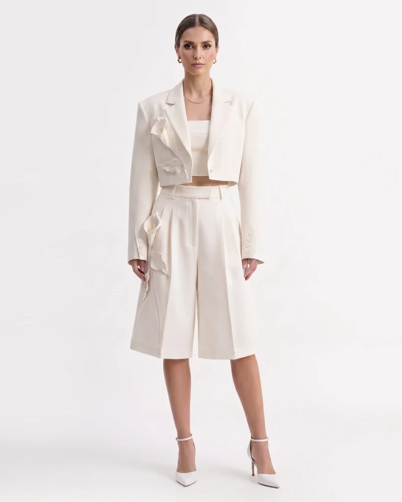 Kurz geschnittener Blazer mit Blumenapplikation - Weiß