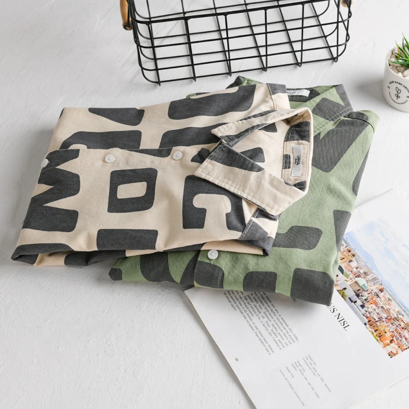 Herren Baumwoll-Overshirt mit Allover-Lettering-Print, Relaxed-Fit und Kentkragen Nord Taschen