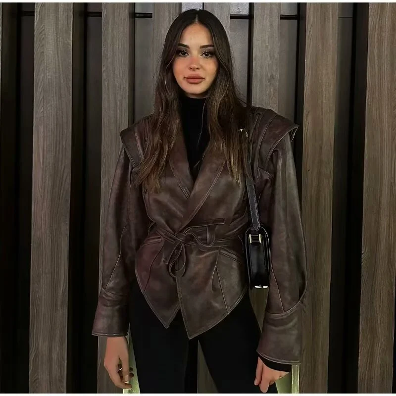Damen Taillierter Wickel-Lederblazer mit betonten Schulterpuffern und Bindegürtel Nord Taschen