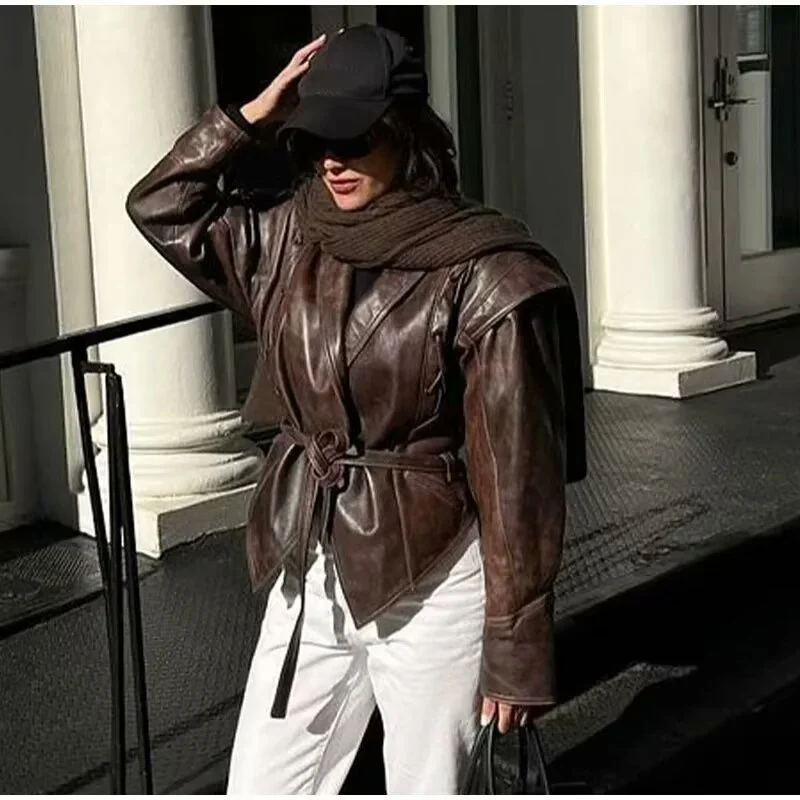 Damen Taillierter Wickel-Lederblazer mit betonten Schulterpuffern und Bindegürtel Nord Taschen