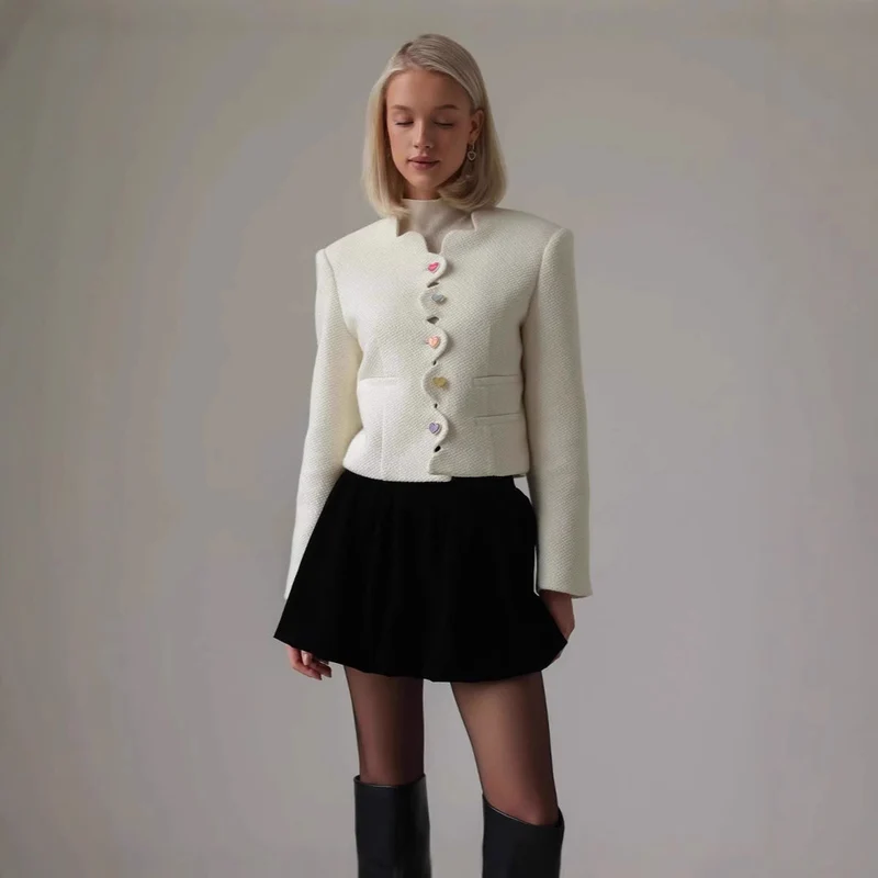 Damen Taillierter Bouclé-Kurzblazer mit geschwungener Knopfleiste und Herzknöpfen Nord Taschen