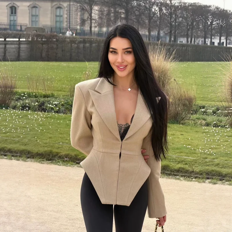 Damen Taillierter Blazer mit Peplum-Schnitt und asymmetrischer Saumführung Nord Taschen