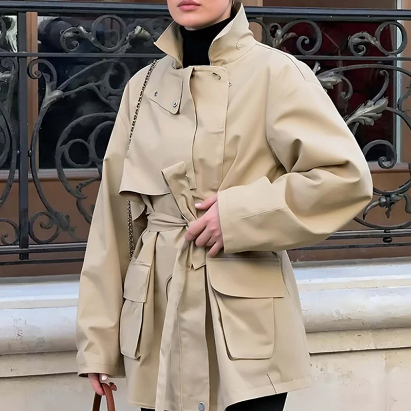 Damen Taillierte Übergangsjacke mit Stehkragen, Schultercape und Bindegürtel Nord Taschen