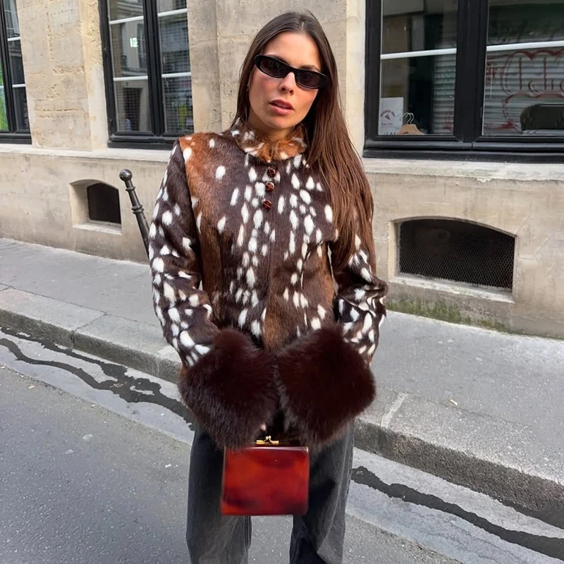 Damen Taillierte Kurzjacke mit Leopardenmuster und Kunstpelzmanschetten Nord Taschen