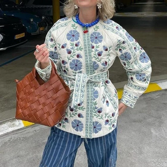 Damen Stickjacke mit folklorischer Blumenstickerei, Knopfleiste und lockerer Passform Nord Taschen