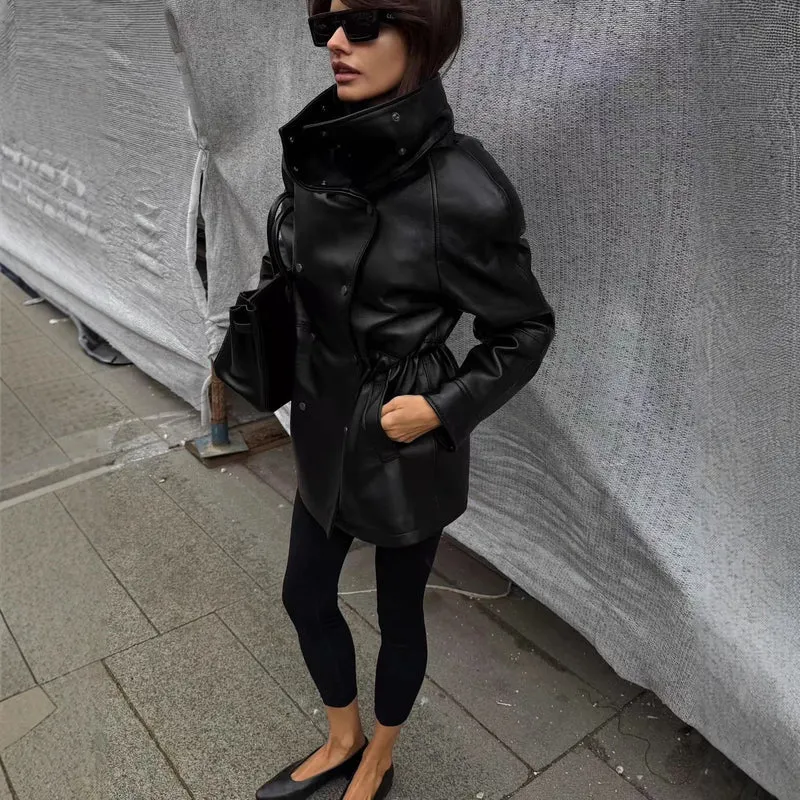 Damen Regenjacke aus Lederoptik mit hohem Stehkragen, Taillenzug und Druckknopffront Nord Taschen