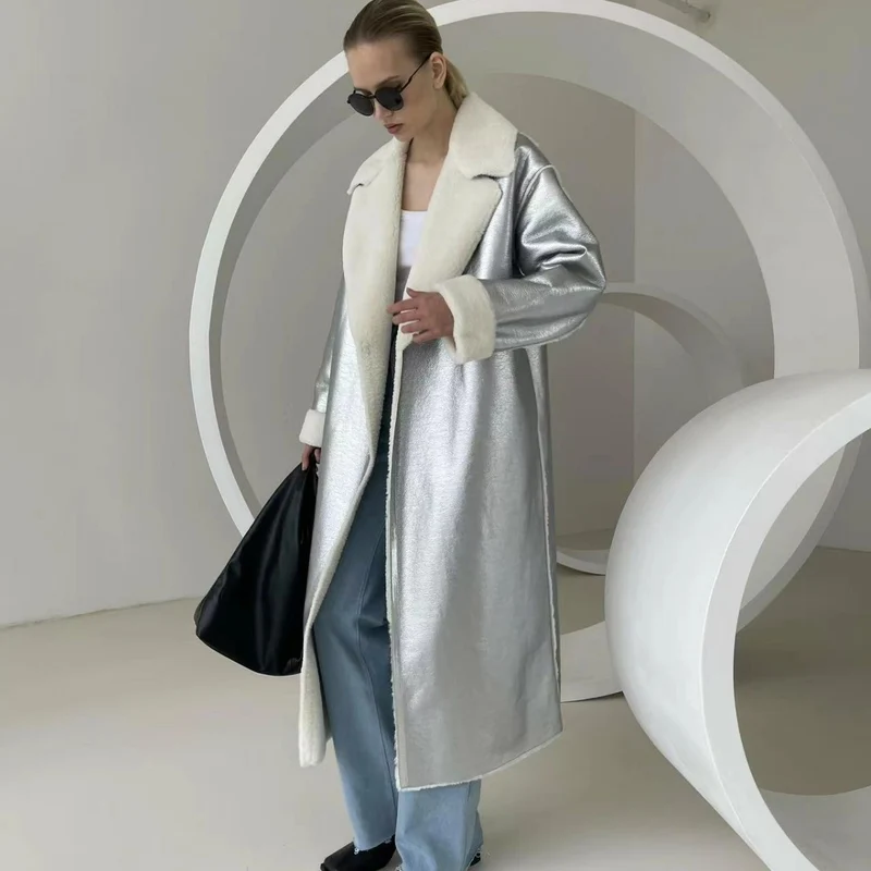 Damen Longline-Mantel aus Metallic‑Material mit Teddyfutter und überschnittener Schulter Nord Taschen