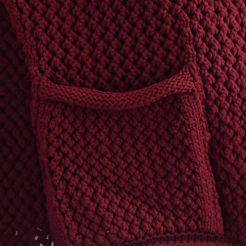 Damen Kurzgeschnittene strukturierte Strickjacke mit goldfarbenen Zierknöpfen und aufgesetzten Taschen Nord Taschen