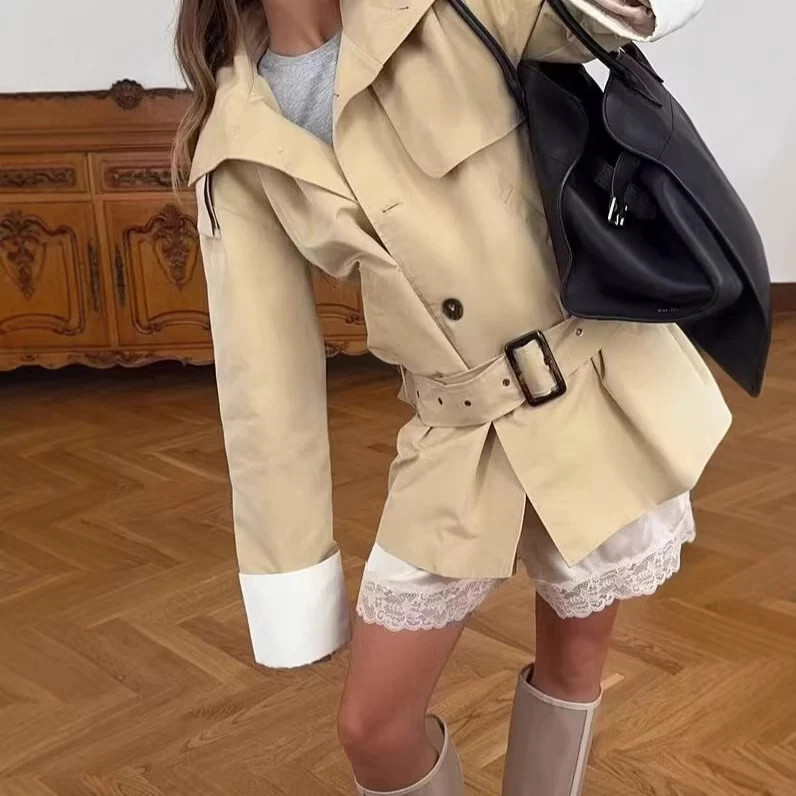 Damen Kurzer Trenchcoat mit Taillengürtel, Stehkragen und Kontrastmanschetten Nord Taschen