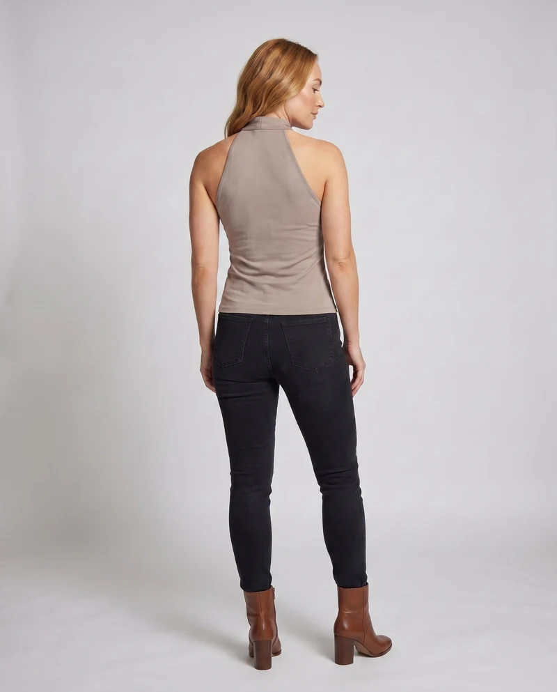 Damen oberteil mit halternechem Schnitt und eleganter Drapierung