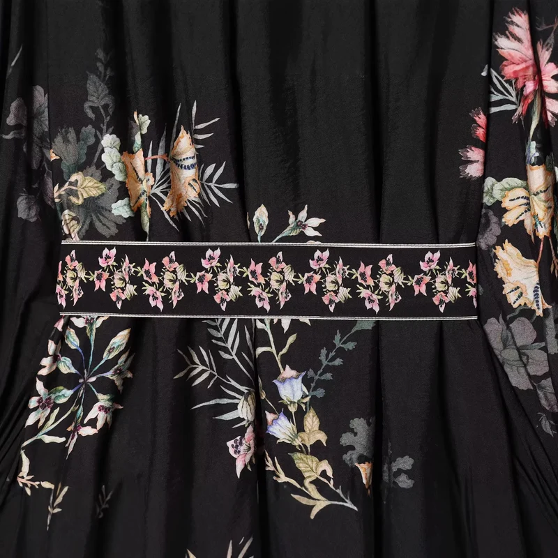 Damen Boho-Stufenkleid mit Stehkragen, Taillengürtel und Ballonärmeln Nord Taschen