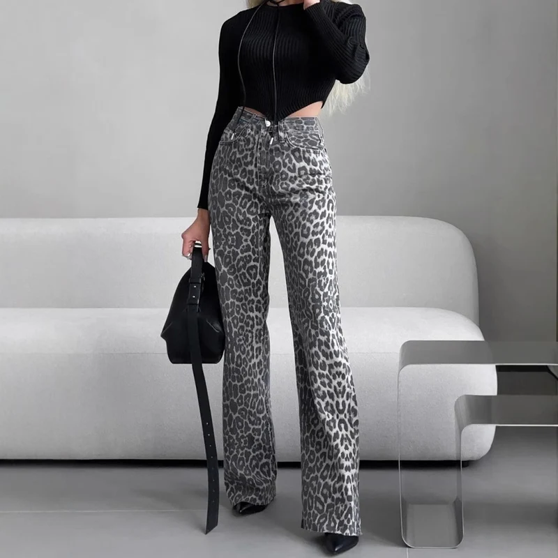 Damen Highwaist Schlagjeans mit dezenter Leo-Print, weitem Bein und rohem Saum Nord Taschen