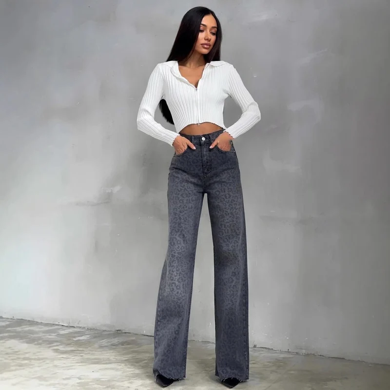 Damen Highwaist Schlagjeans mit dezenter Leo-Print, weitem Bein und rohem Saum Nord Taschen