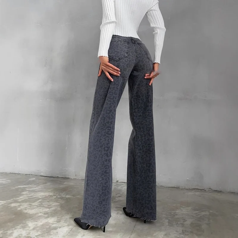 Damen Highwaist Schlagjeans mit dezenter Leo-Print, weitem Bein und rohem Saum Nord Taschen