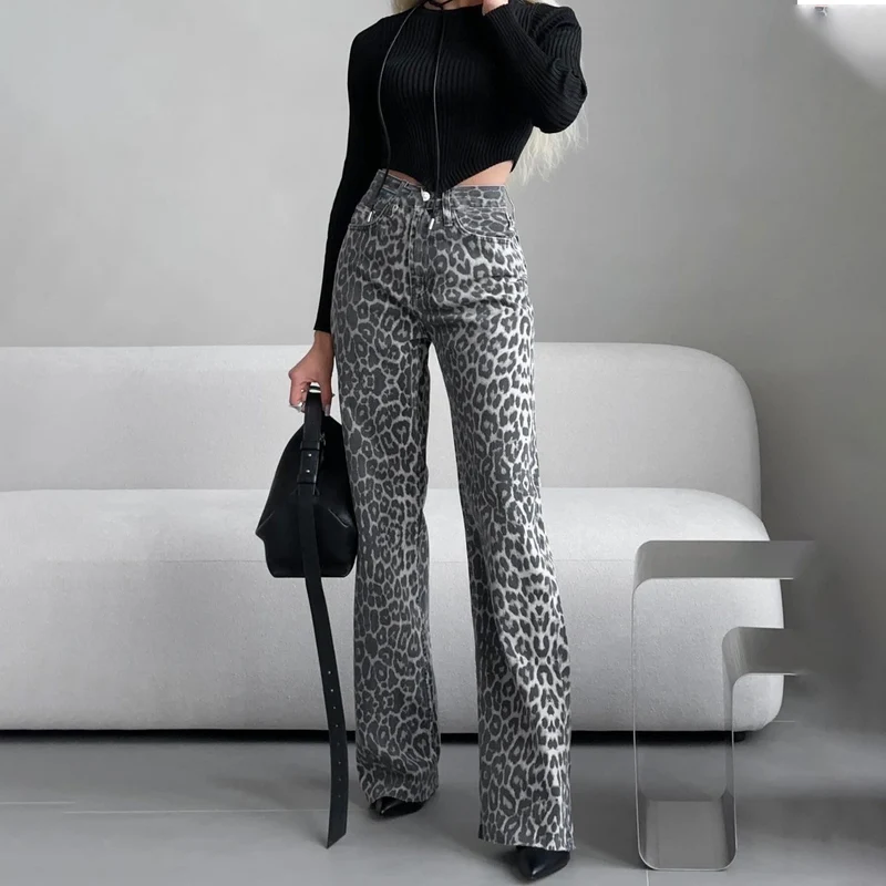 Damen Highwaist Schlagjeans mit dezenter Leo-Print, weitem Bein und rohem Saum Nord Taschen