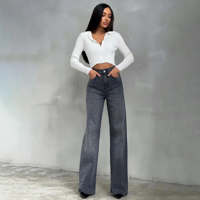 Damen Highwaist Schlagjeans mit dezenter Leo-Print, weitem Bein und rohem Saum Nord Taschen