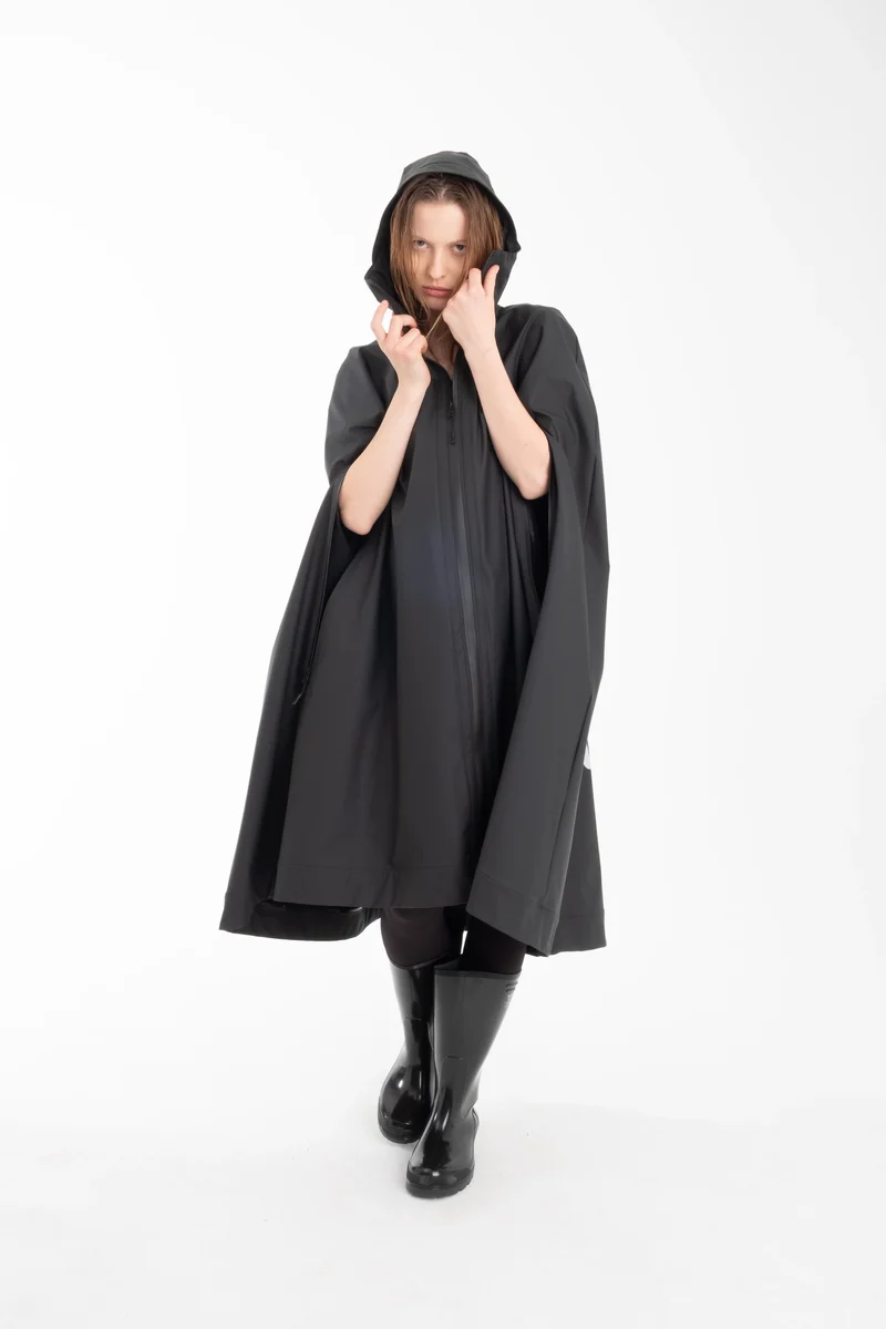 One Node X Sagastad Poncho Reflex Sort Dame