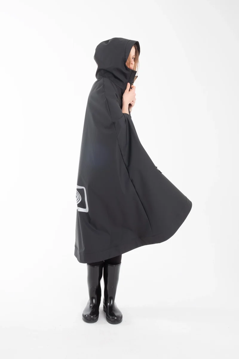 One Node X Sagastad Poncho Reflex Sort Dame