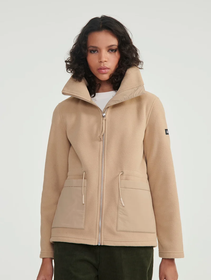 Fleecejacke mit taillierter Passform aus zwei Materialien