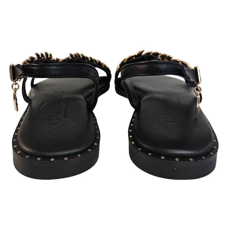 Caryatis, Sandale mit goldfarbenem Zierschmuck in Schwarz