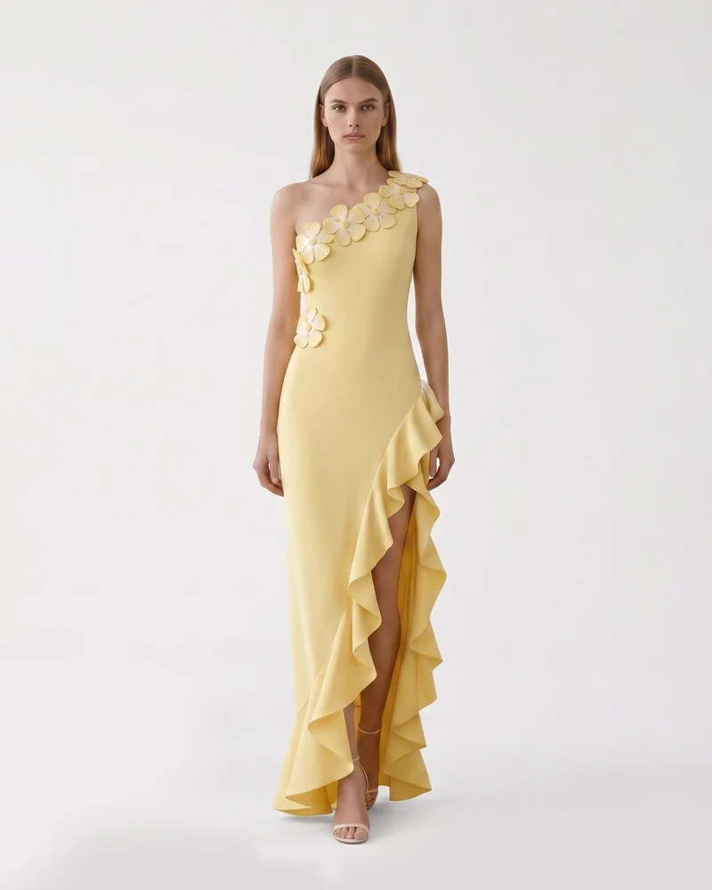 Kleid mit Blumenapplikation, einem Träger, Rüschen und Schlitz – Gelb