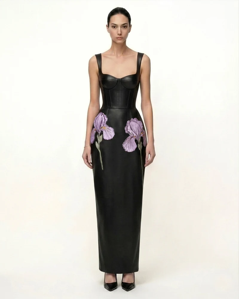 Iris Maxikleid aus Leder mit Blumenprint, Trägern und Korsett-Optik – Schwarz