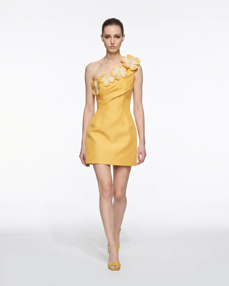 Minikleid mit Blumenapplikation und einem Träger – Gelb