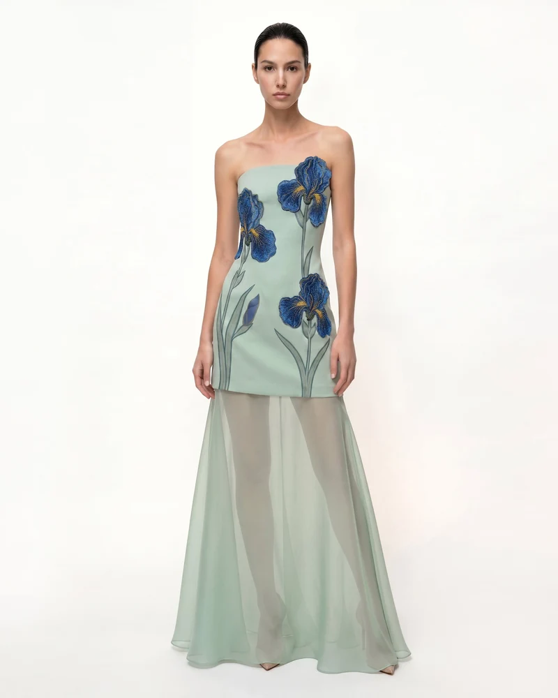 Trägerloses Maxikleid mit transparentem Overlay und Iris-Stickerei - Salbeigrün