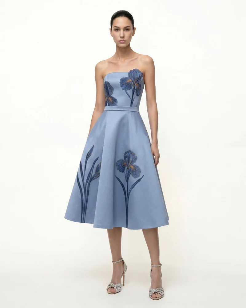 Trägerloses A-Linien-Midikleid mit Iris-Stickerei - Dusty Blue