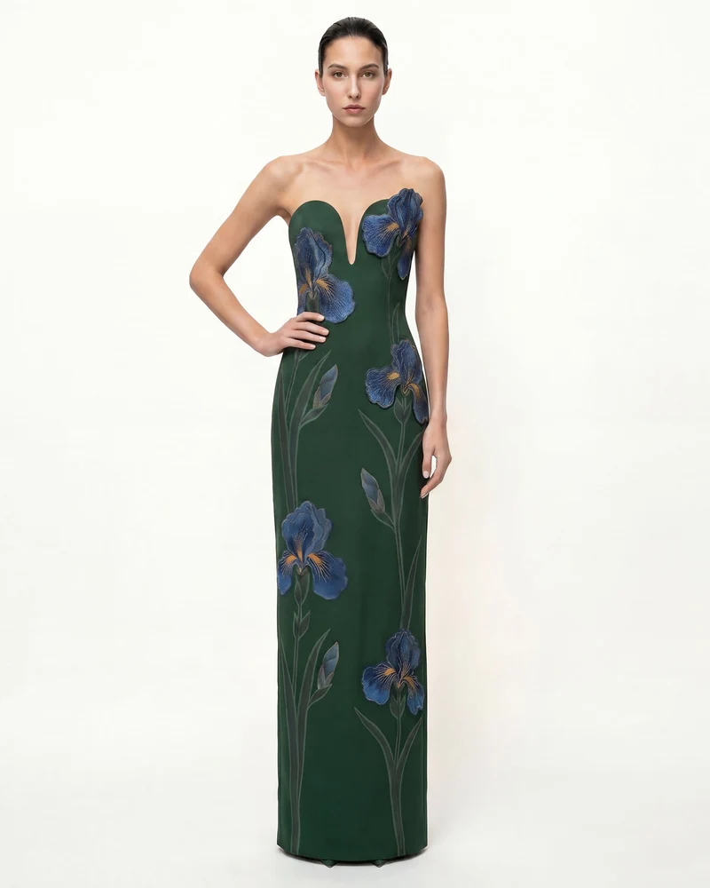 Trägerloses Maxikleid mit Iris-Stickerei und Kerbausschnitt – Smaragdgrün