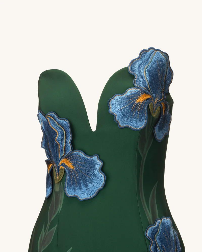 Trägerloses Maxikleid mit Iris-Stickerei und Kerbausschnitt – Smaragdgrün