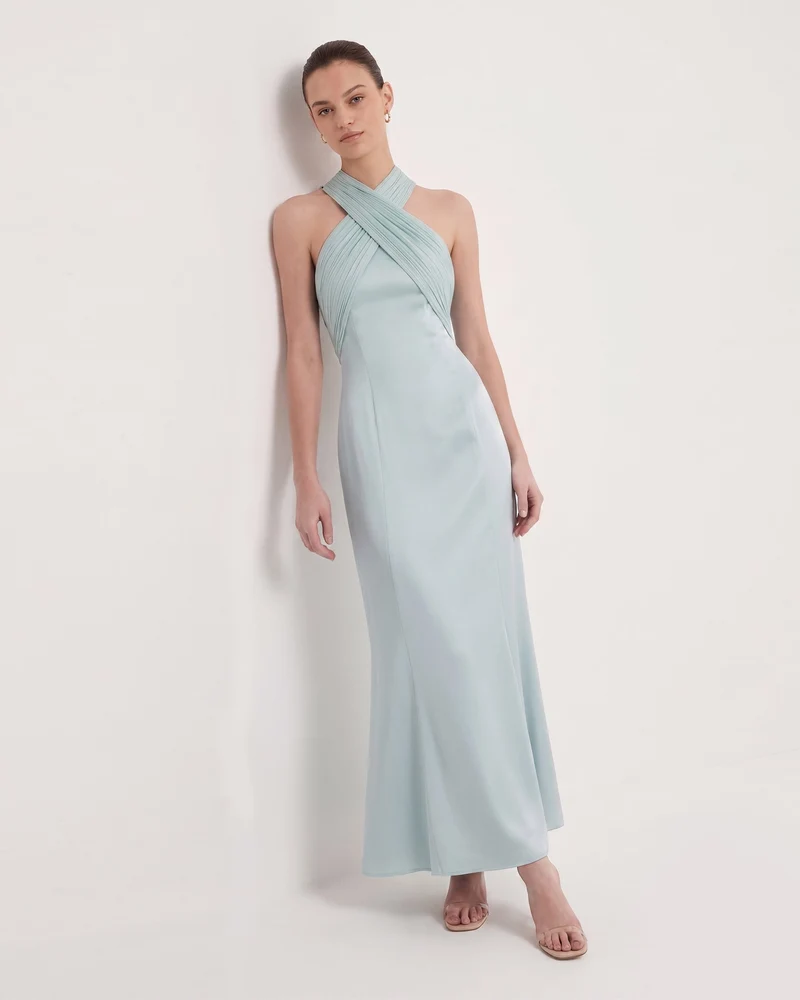 Plissee-Maxikleid aus Satin mit überkreuztem Neckholder – Staubblau