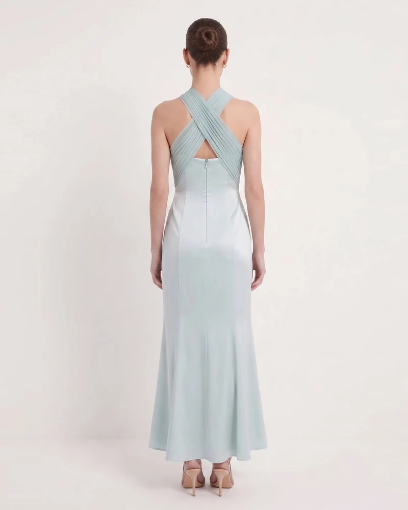 Plissee-Maxikleid aus Satin mit überkreuztem Neckholder – Staubblau